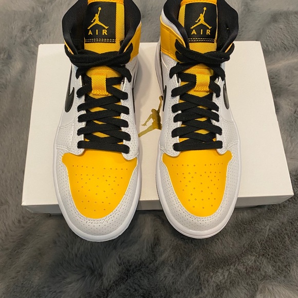 Jordan 1 Mid - Picture 2 of 8